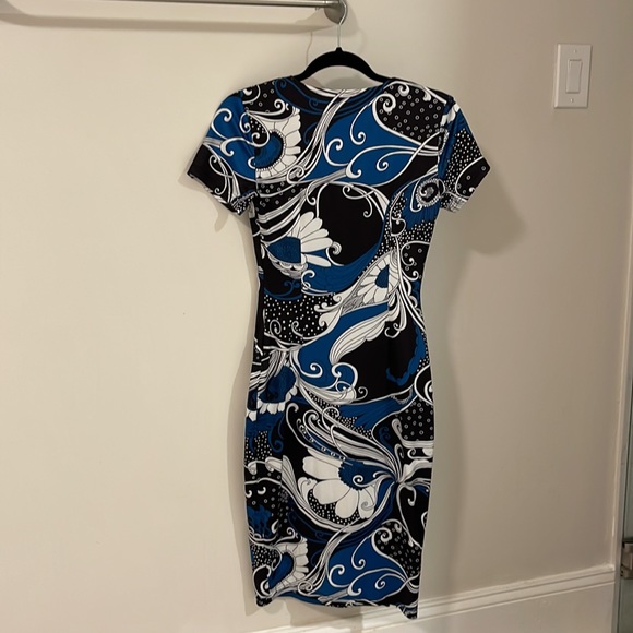 A classy yet sophisticated knee long dress - Picture 4 of 6